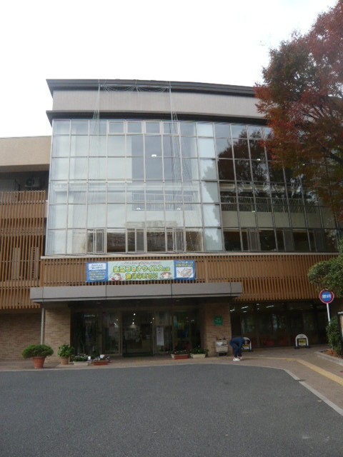 戸田市児童センターこどもの国児童館です。敷地の中央にあります