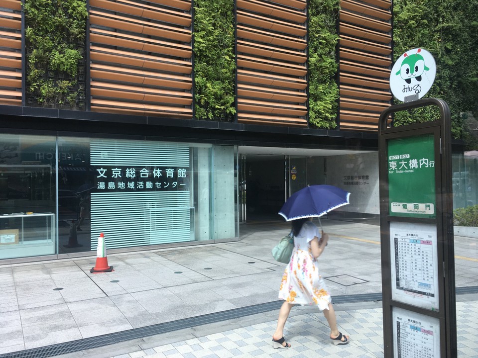 バス停の目の前！