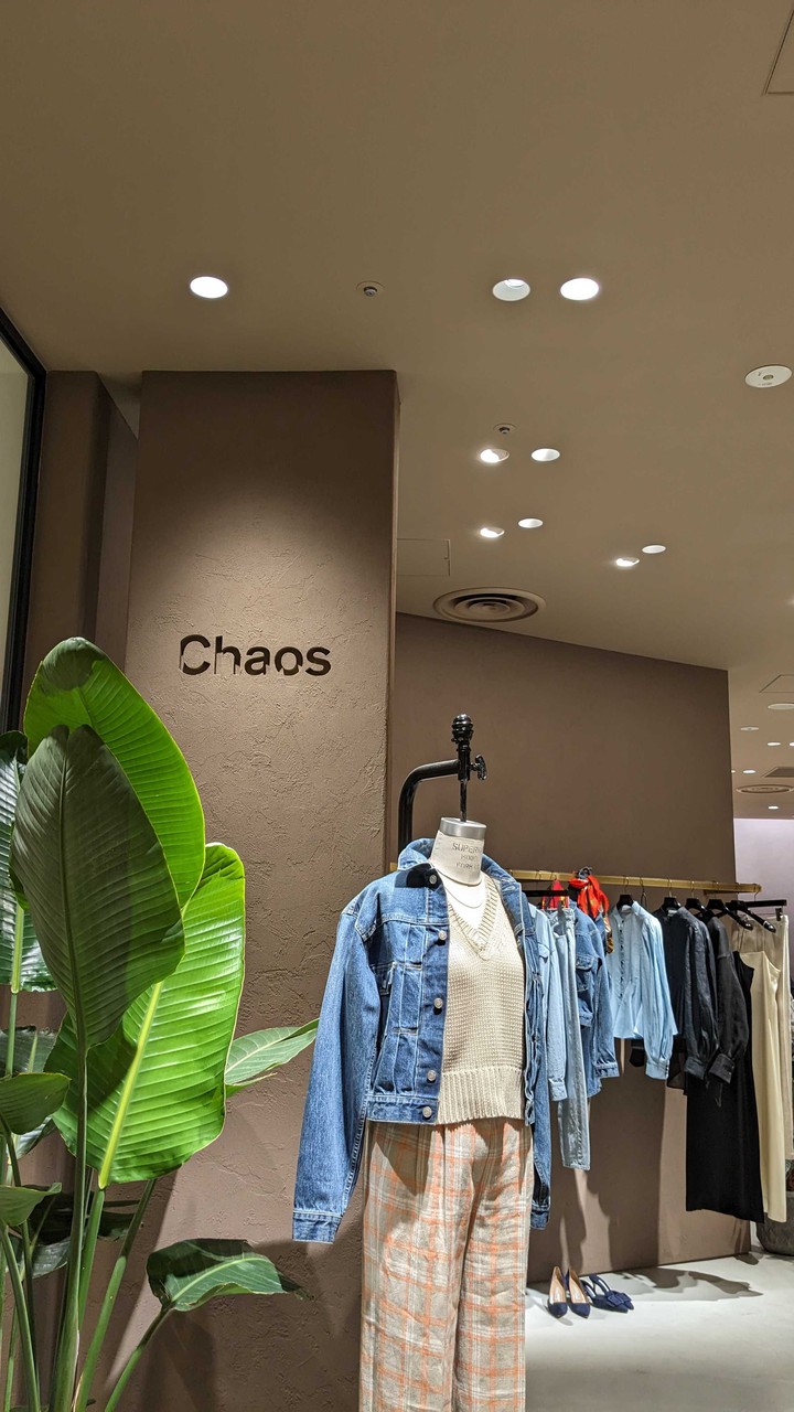 カオスの店内で、カジュアルな服と靴が展示されているコーナー。
