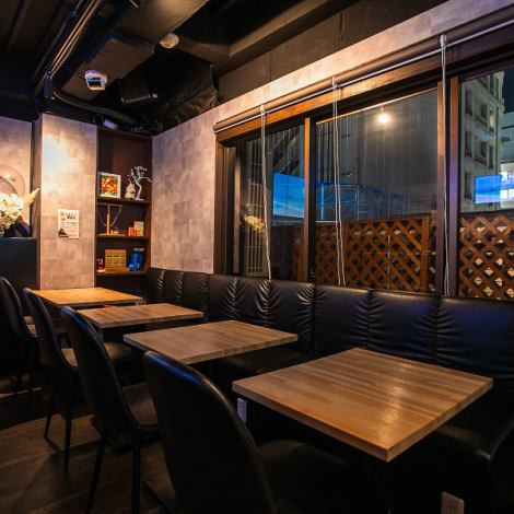 カフェ＆バーE'clatの店内画像。