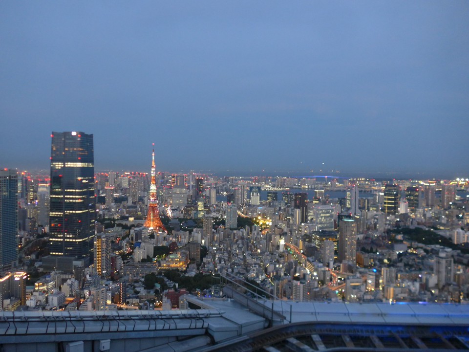 東京タワーと今秋完成の麻布台ヒルズ方面の夜景