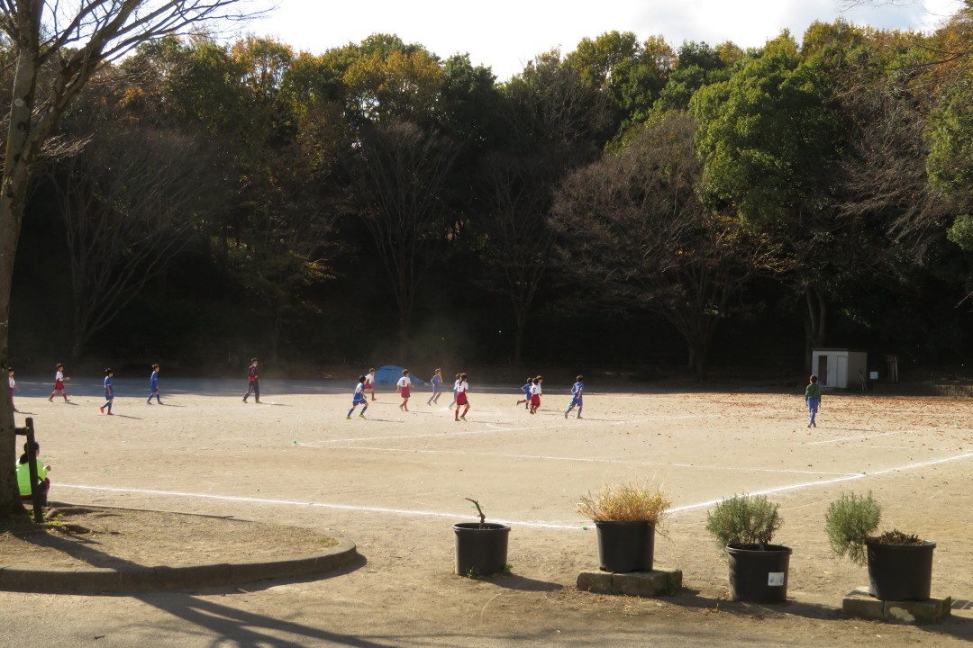 子供たちがサッカーの試合をしていました