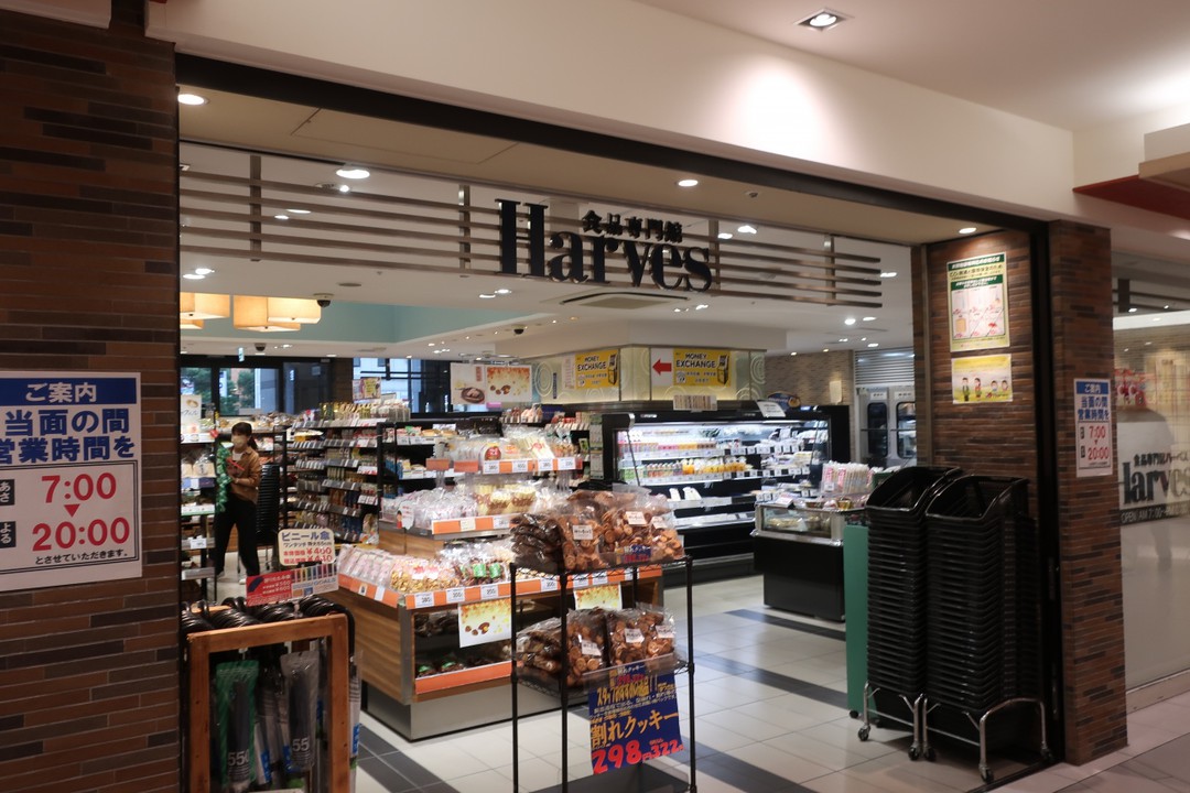 向かいには食品専門館があります