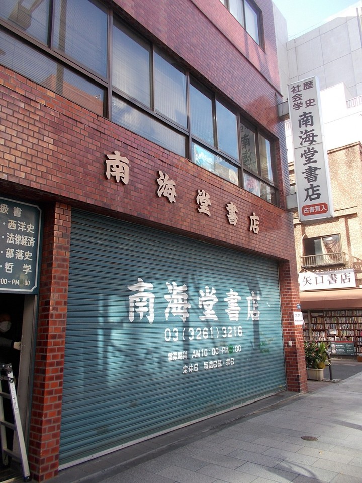 通りに面した様子です。