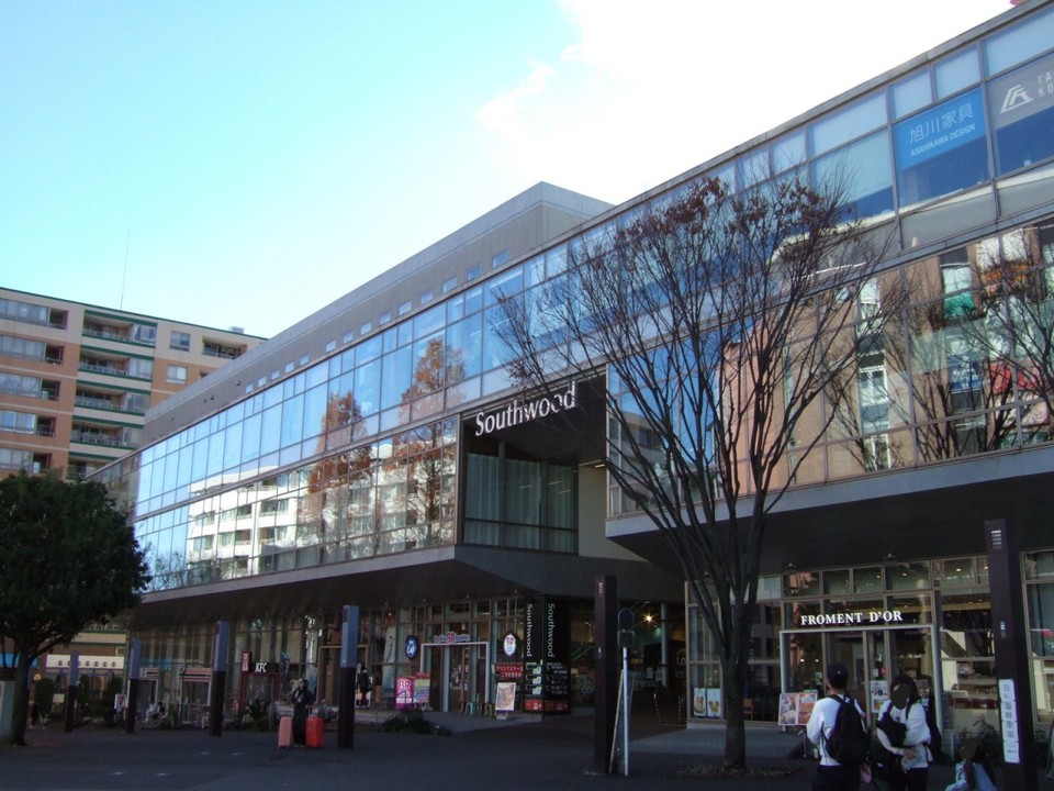センター南駅を出て、すぐ左側です