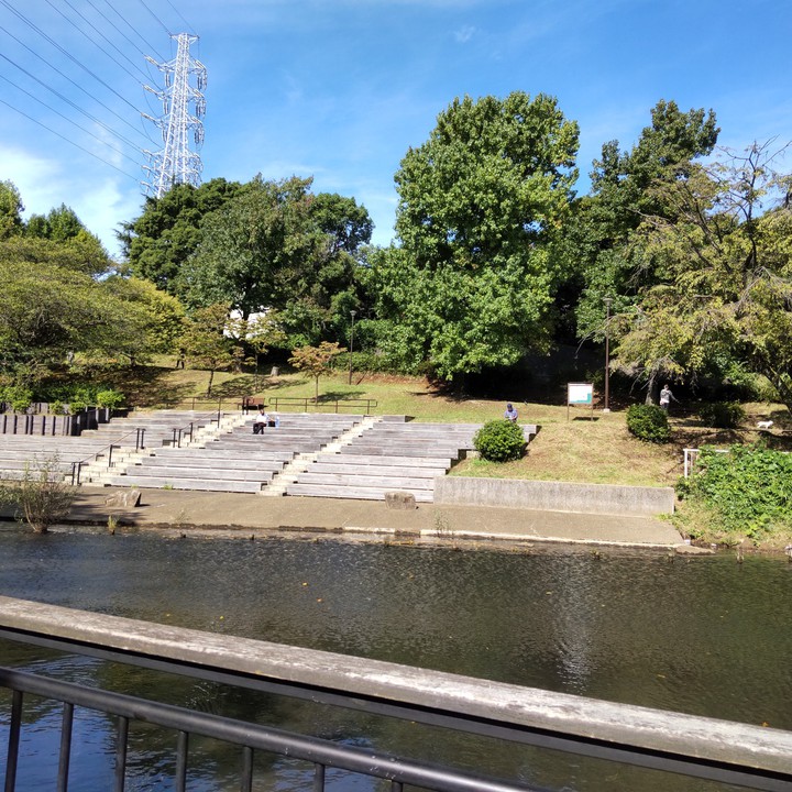 池の周りは憩いの場