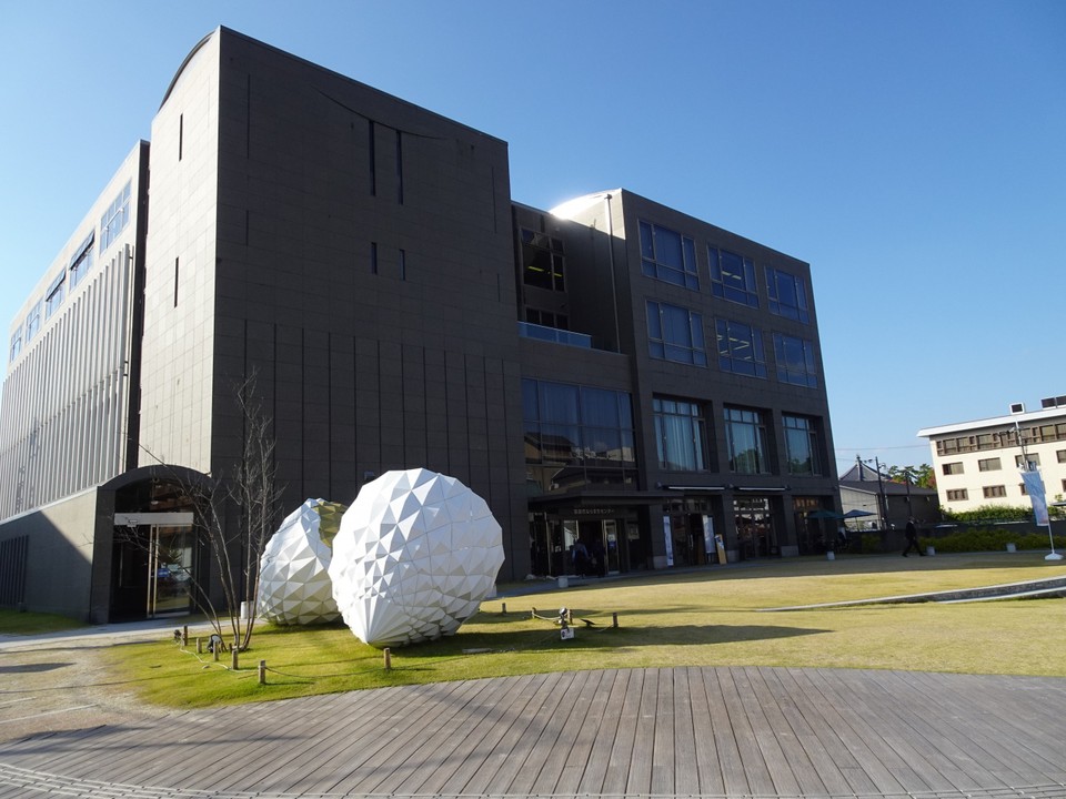 猿沢池近くに建っています