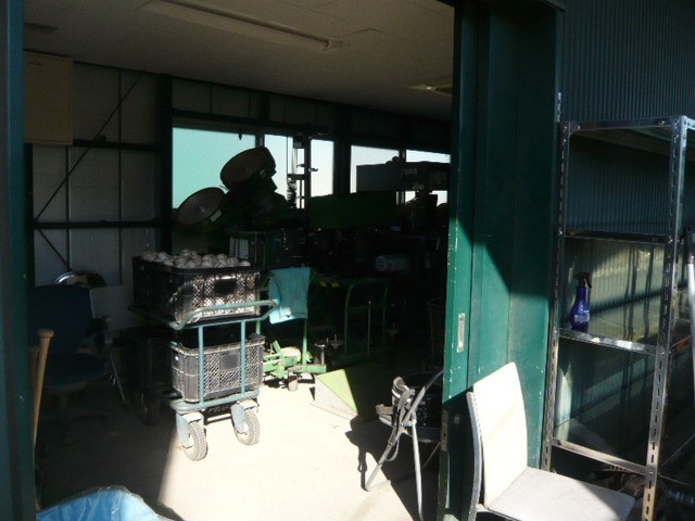 ロッテ浦和球場の用具室です。ボールとか各種機械が見えます。