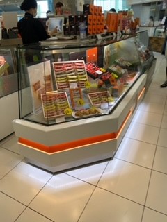 様々なスイーツの店舗があります。