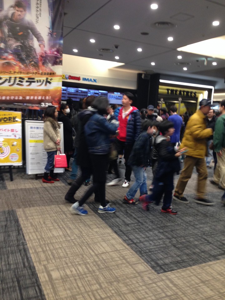 チケット売場付近は人が行き交っています