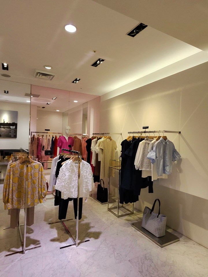 明るいアオイセレクト店内でユニークなデザインのウェアが展示されている
