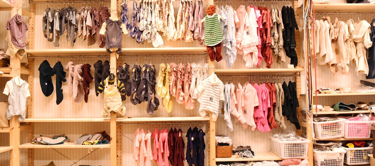 Kimilyのウェアがたくさん並ぶ店内の棚