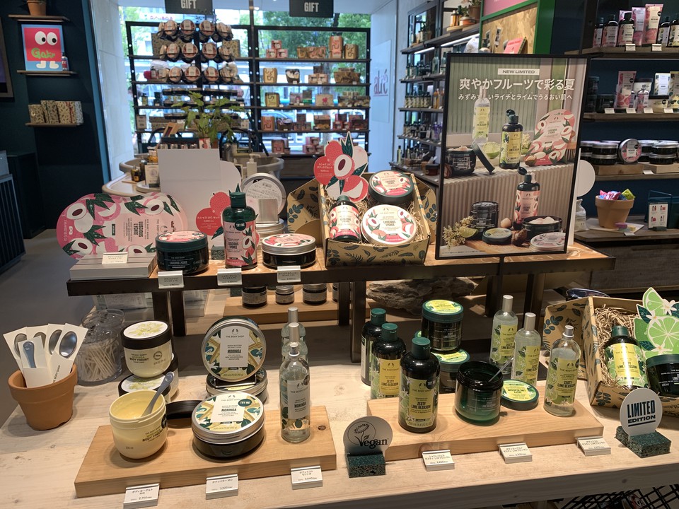 【実際に撮影してきた】ボディショップアトレ川崎店の広々とした店内はいい香り