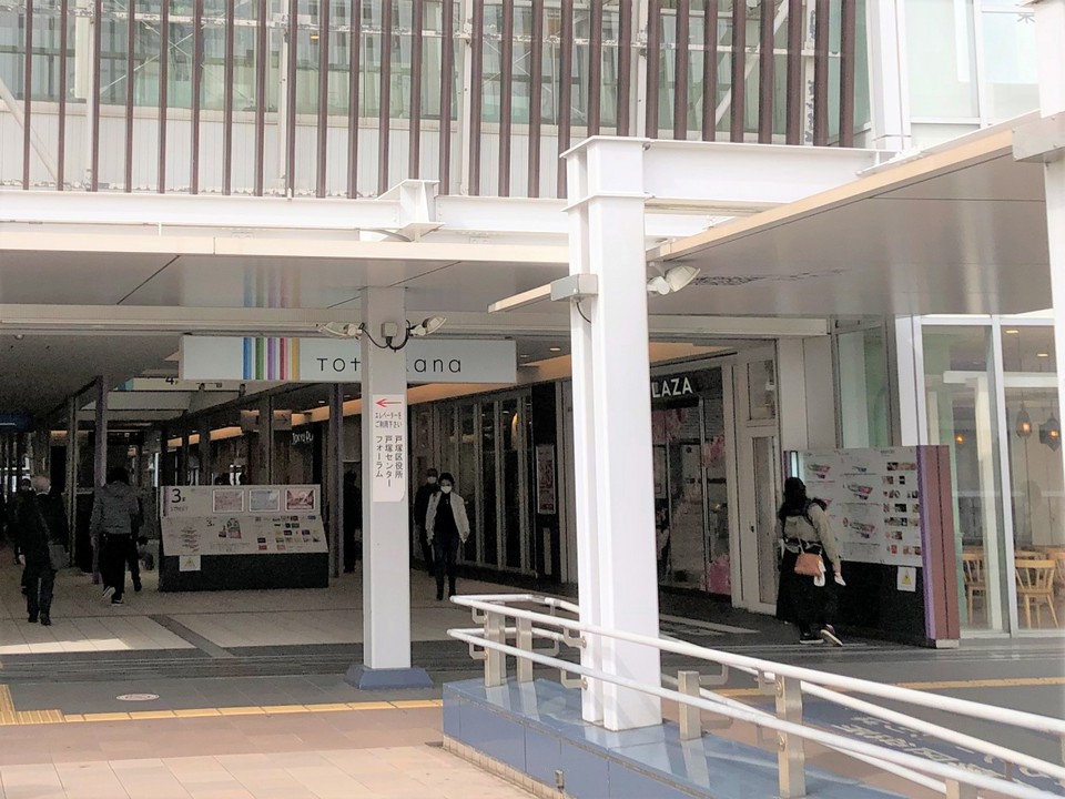 駅改札から、高架でつながっている入口