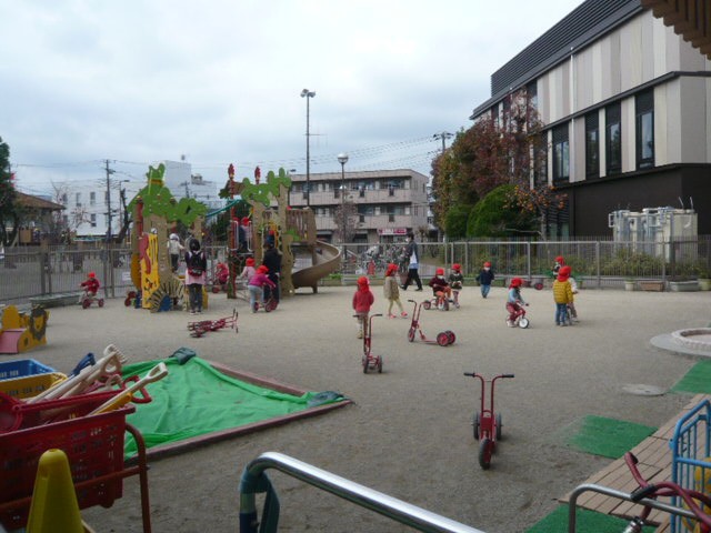 こどもの国の北側の広場です。子供たちが元気に走り回っています