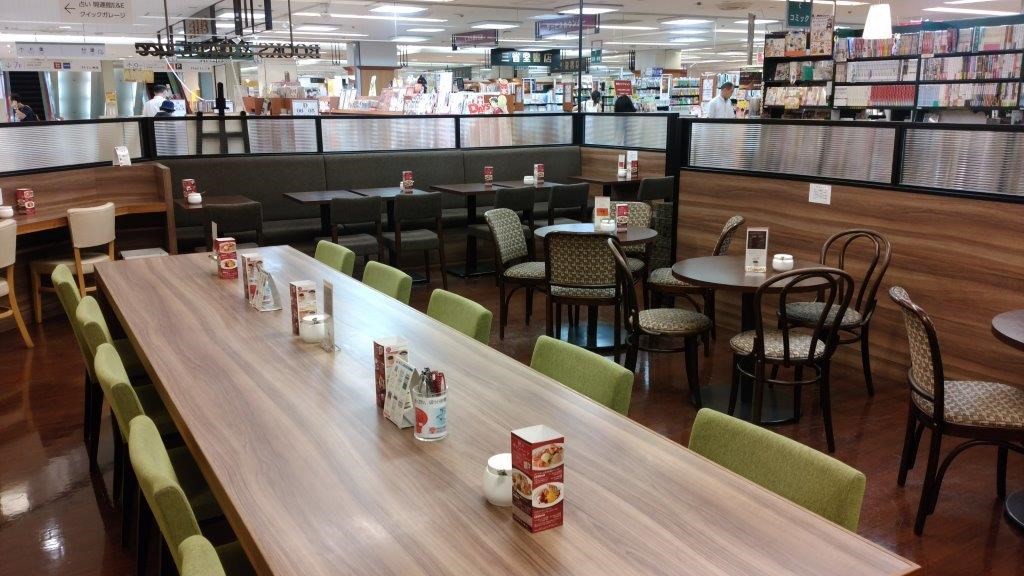 くつろげる感じがする書店コラボのカフェ店内