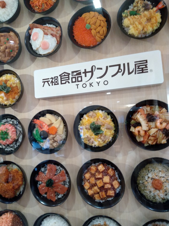 入口のどんぶりサンプル
