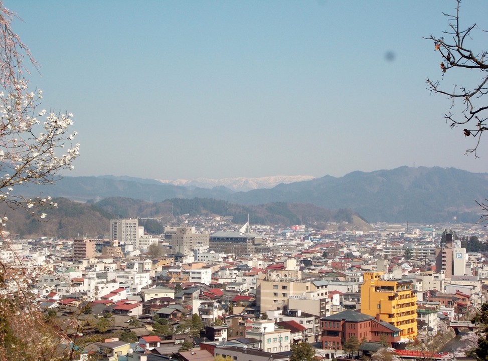 如意ヶ丘からの高山市街地の景観。雪山の稜線が美しい。