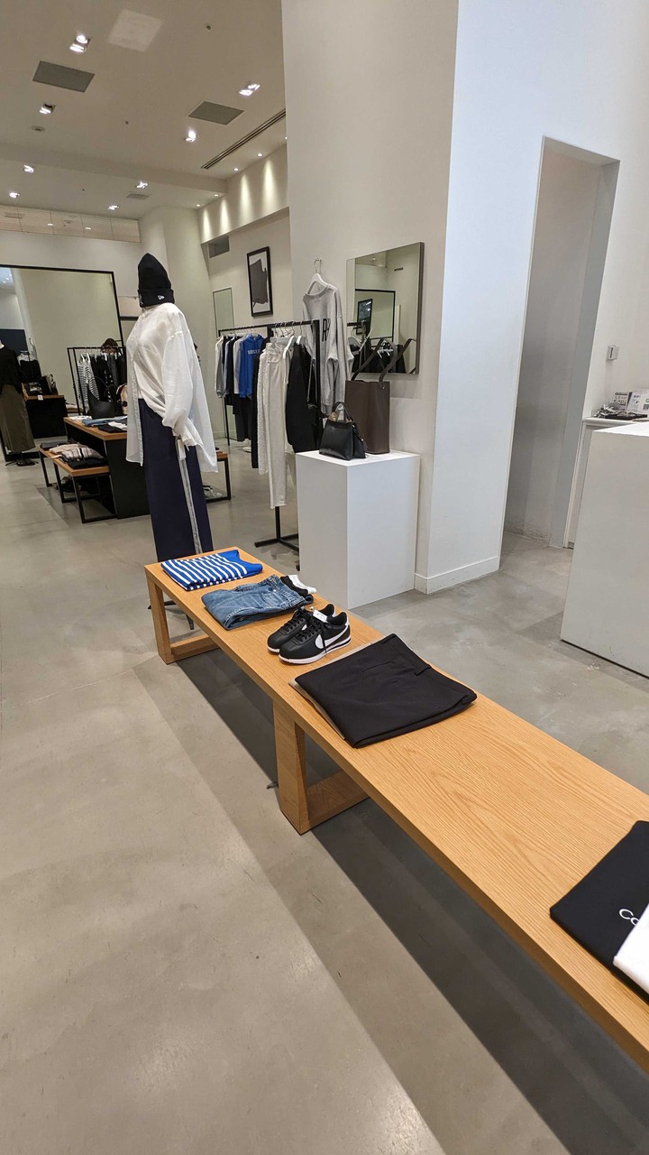 エーピー ストゥディオの明るい店内に、服とアクセサリーが綺麗にディスプレイされています。