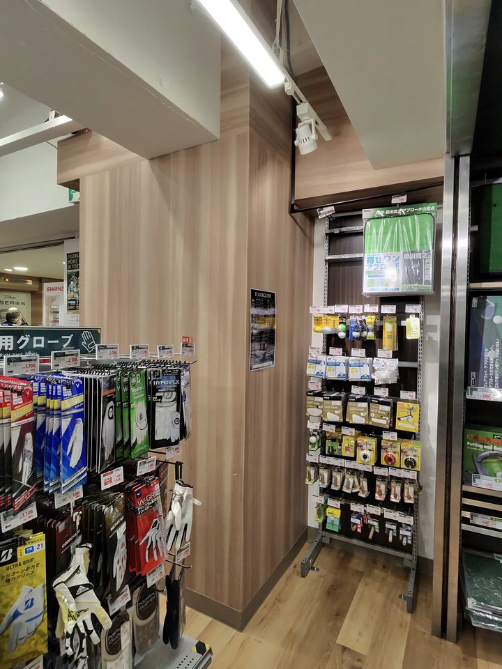 Victoria Golfの店舗の店内のゴルフ商品