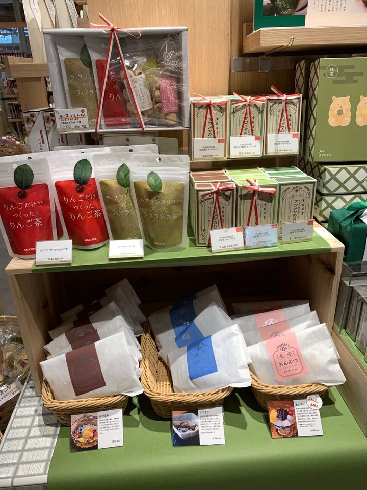 【実際に撮影してきた】AKOMEYA TOKYOでりんごのお茶やあんみつなどが和スイーツが売られている棚