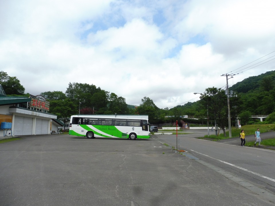 お土産物屋や売店は営業してる形跡は無く・・・