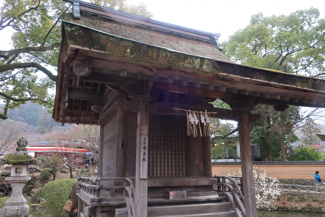 参道の太鼓橋のたもとにある