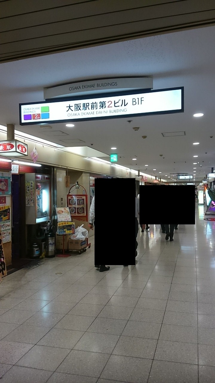 昼時はランチ客でにぎわう飲食店街。