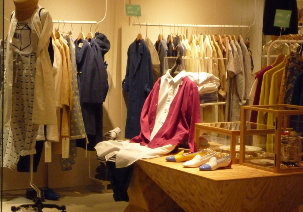 シンプルで着こなしの幅がありそうな服