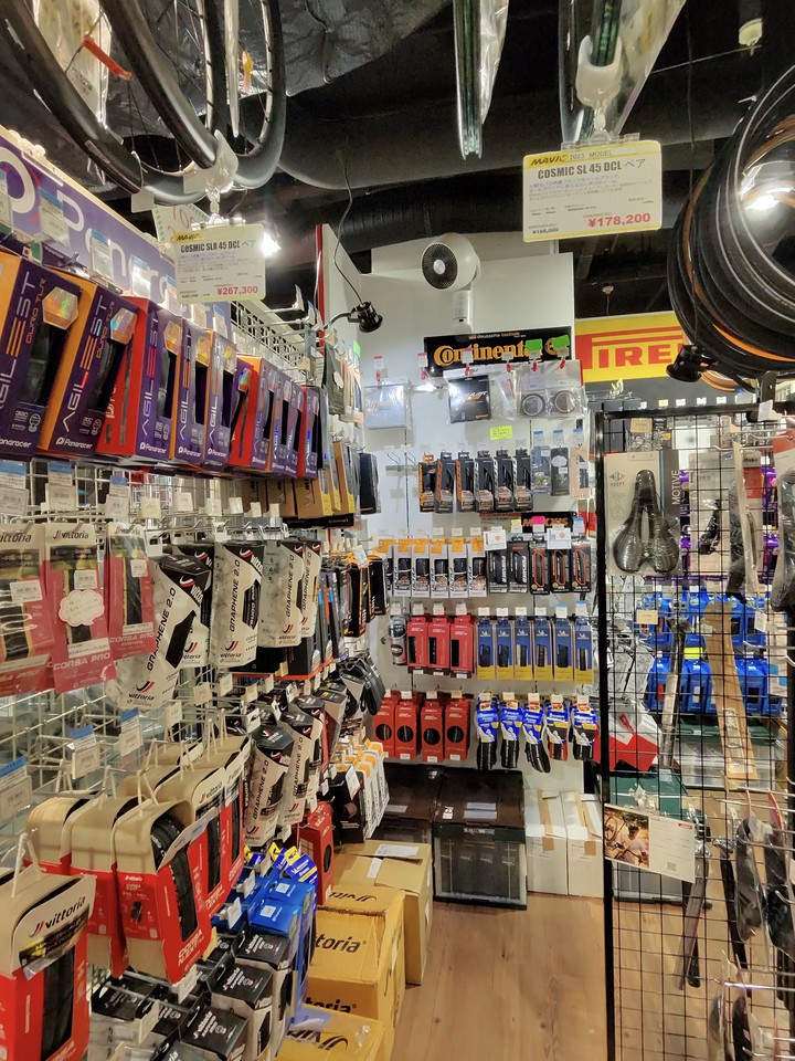 Y'sRoadの店内の商品棚