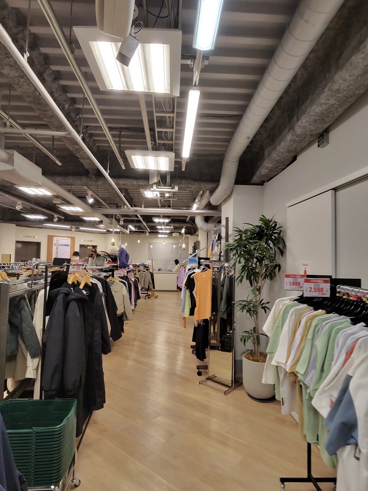 L-Breathの店内の様子。多種多様なアウトドア用品がディスプレイされている
