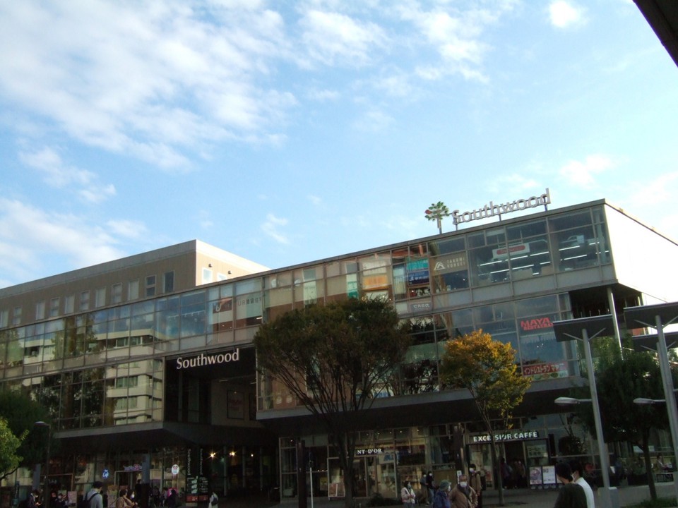 センター南駅前の便利な立地です