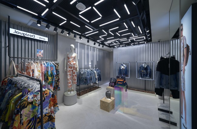 デシグアル東京銀座中央通りの3階店内