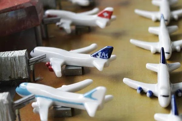 さまざまなミニチュアの飛行機が並べて展示されている画像