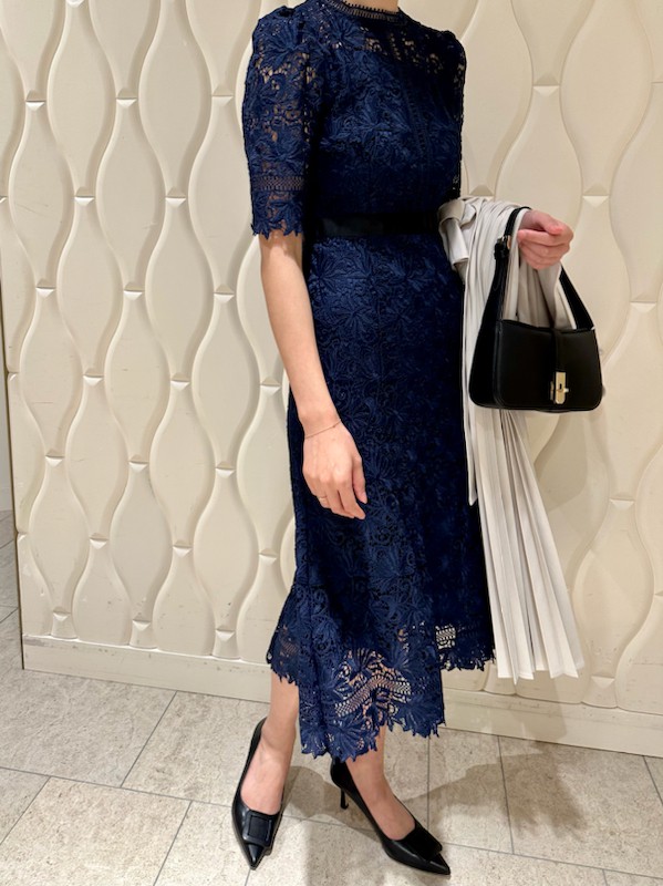 結婚式パーティーなどにぴったりのセルフォードのレースワンピース