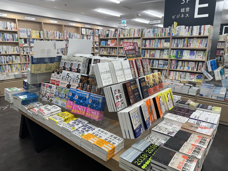 紀伊国屋書店の店内の本棚