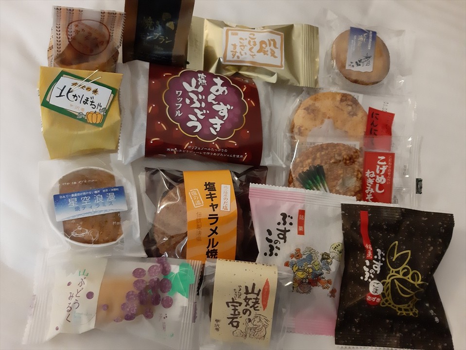 今回買ってみた沢菊のお菓子あれこれ。煎餅だけは他のお店の品