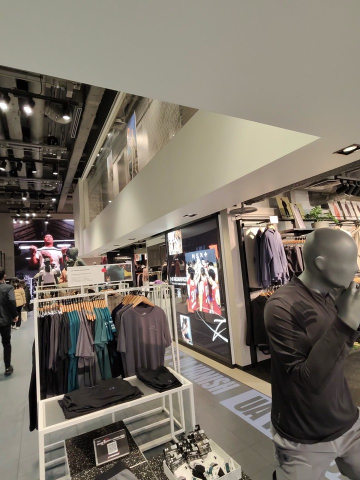 UNDER ARMOUR BRAND HOUSEの店内の売り場