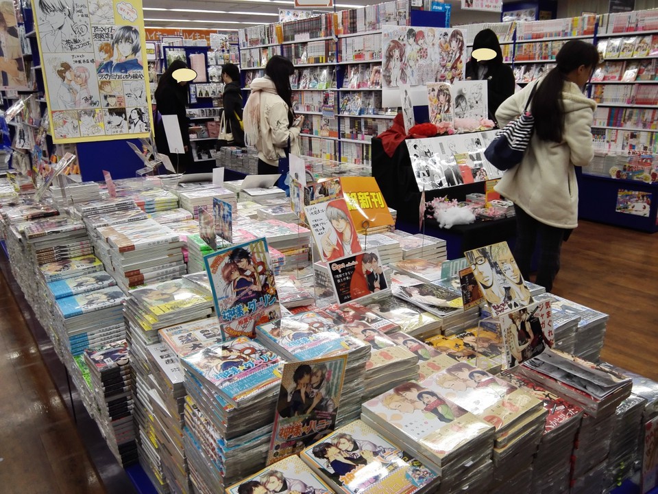 ずらっと並ぶマンガ本はほぼ知らない作家の知らない作品。。。