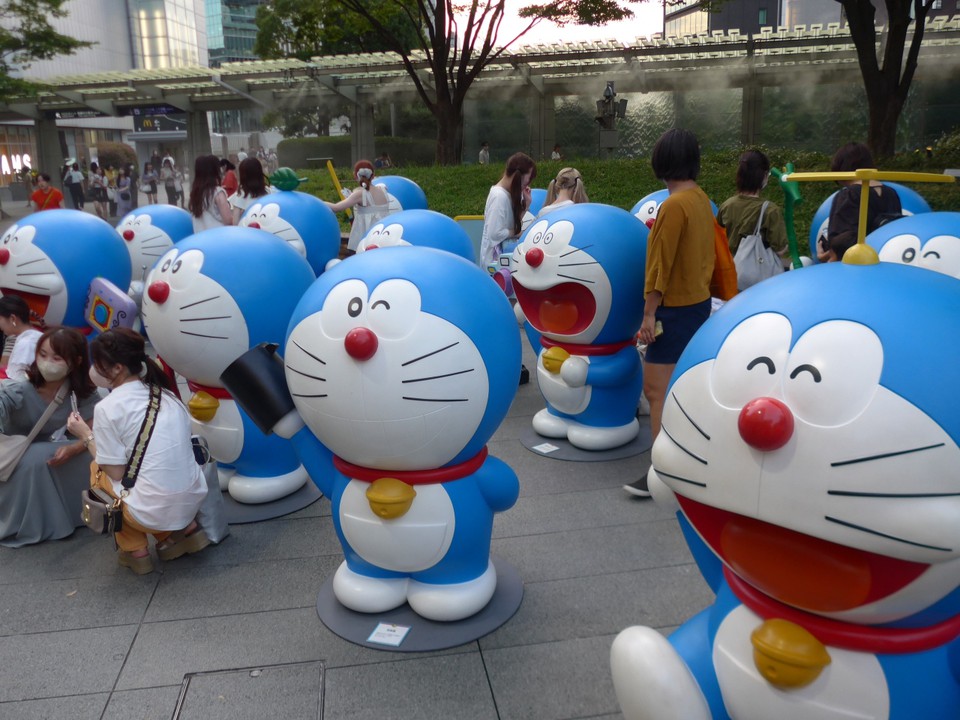 玄関口の66プラザに勢ぞろいしたドラえもん
