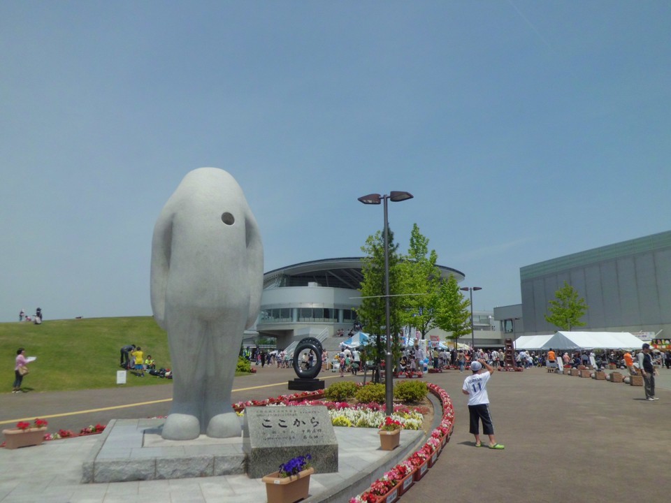 入口のモニュメントとメインアリーナ