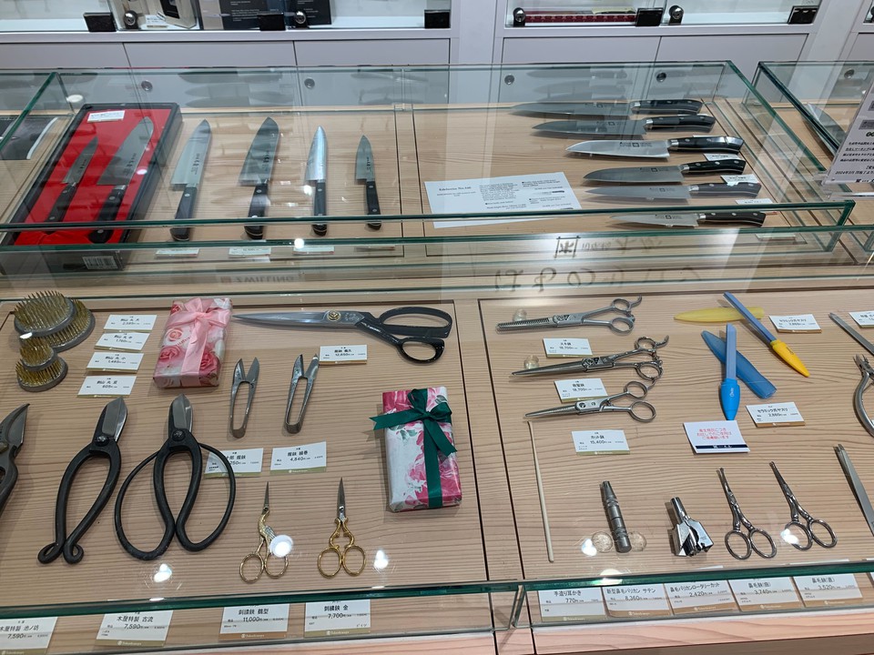 新宿高島屋 10F はものサロン 日本橋木屋 ガラスケースに展示された包丁や糸切りハサミ、ヤスリなど