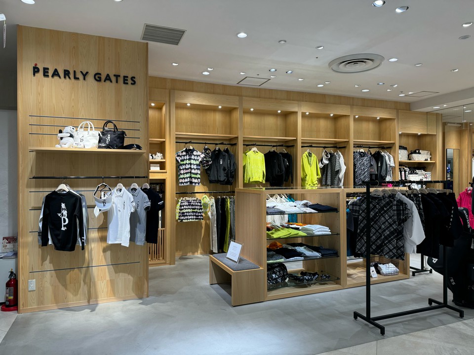 広々としたパーリーゲイツの店内には、ゴルフウェアやアクセサリーが整然と並んでいます。