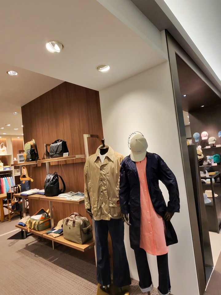 アウトドア風のマネキンとバッグが飾られたハンティングワールド店内
