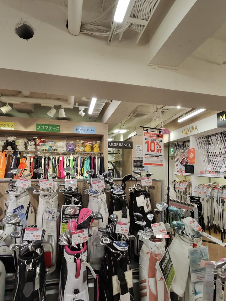 Victoria Golfの店舗の店内のゴルフ商品