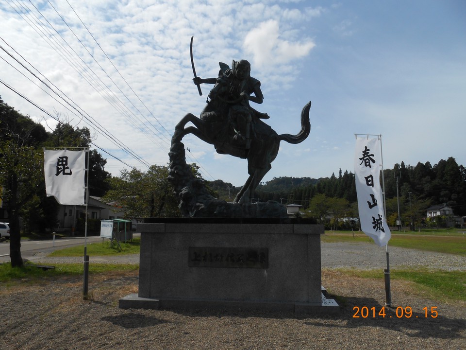 謙信公騎馬像