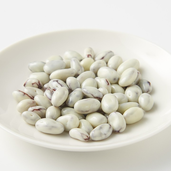ホワイトチョコレートでコーティングされた美味しい豆菓子