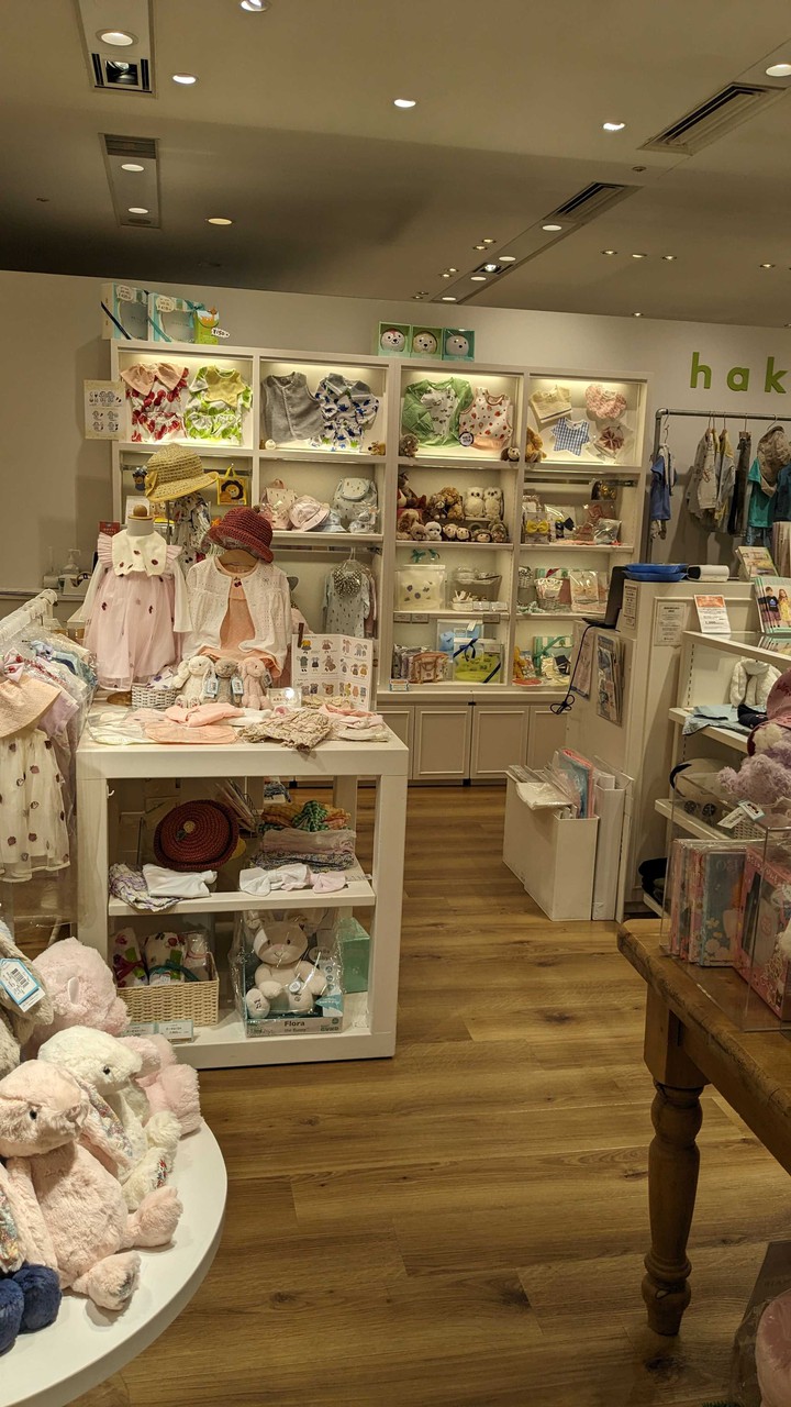 hakka kidsの店内に幼児向けの商品が所狭しと陳列されている