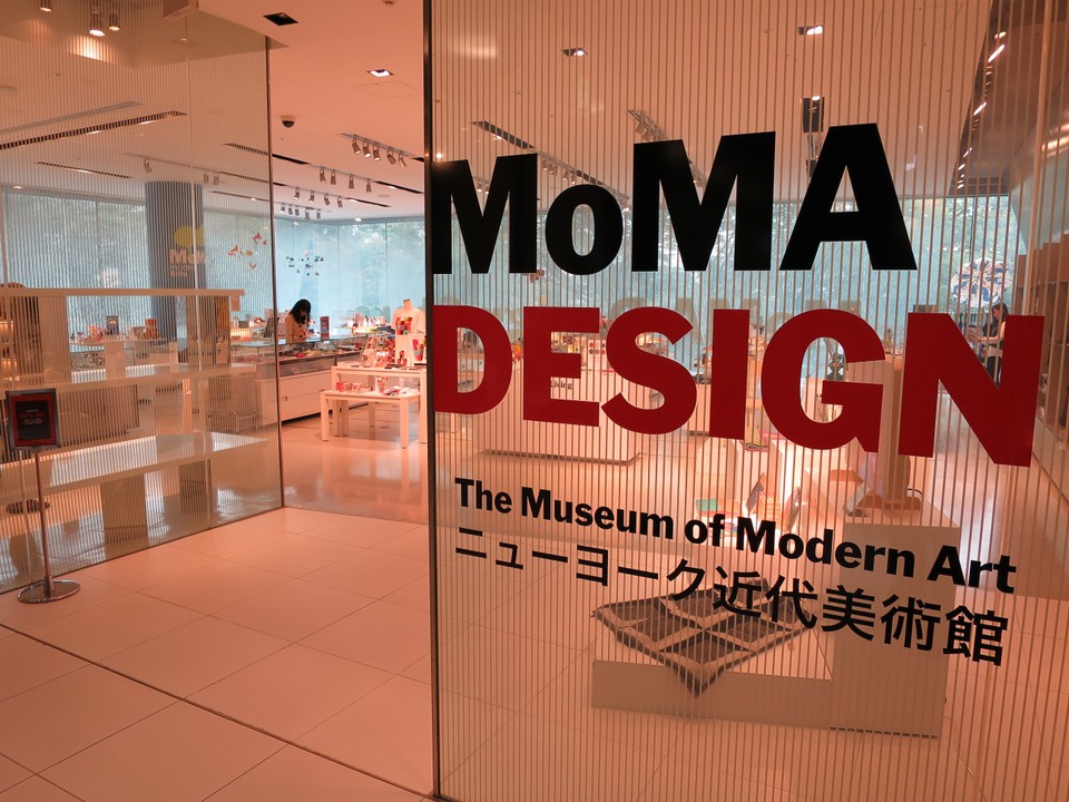 モマデザインストア表参道の外観画像。