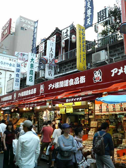 徳大寺の真下にあります。小さいお店で店内が見づらいです。